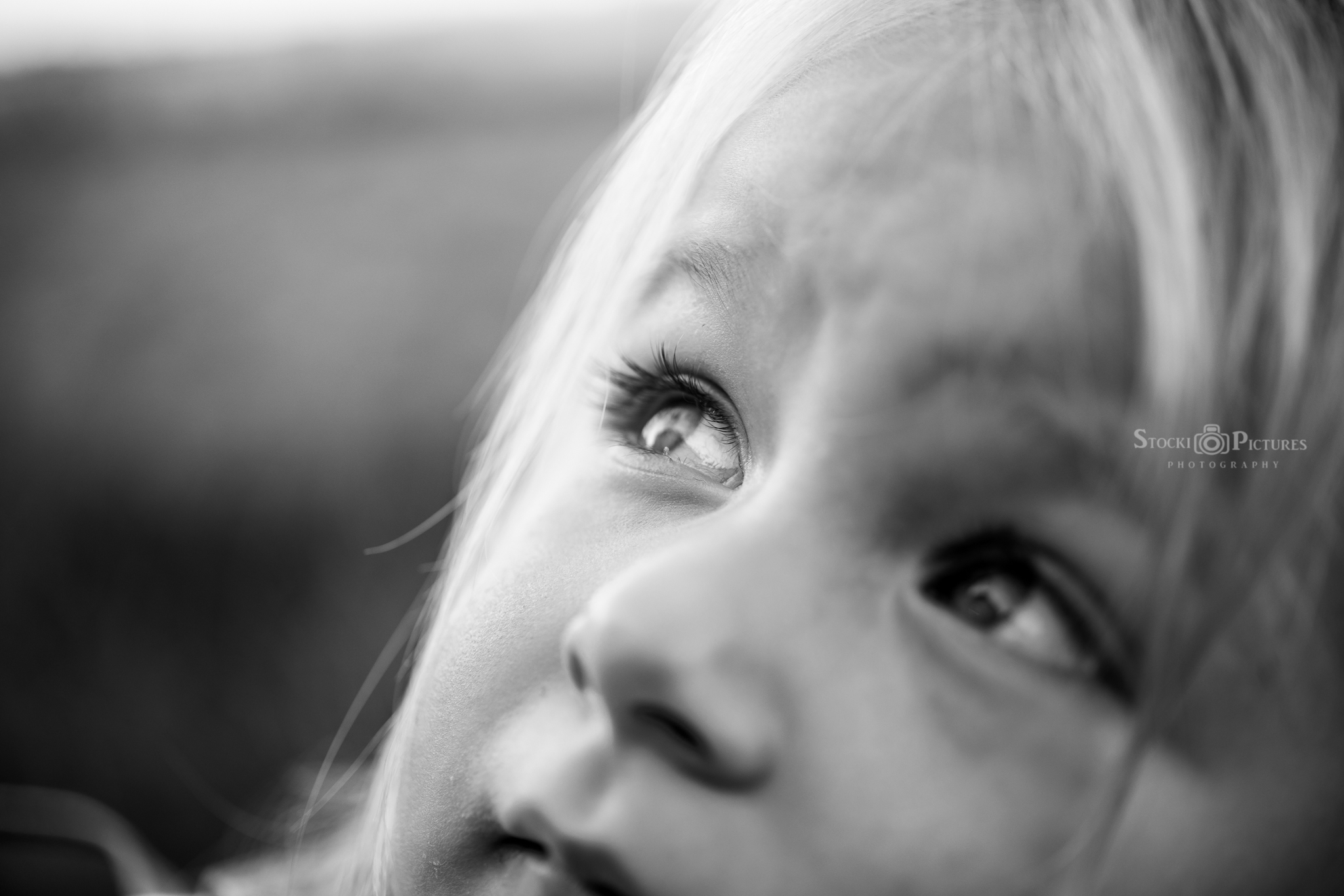 Detailaufnahme Kind das nach oben blickt